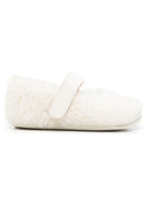 Ballerine per neonata Elisabetta Franchi La Mia Bambina bianche in pelliccia sintetica con placca logo F0A3E06111981 138 ElISABETTA FRANCHI KIDS 