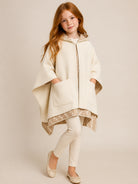 Poncho per bambina Fendi Kids beige con motivo con monogramma JFQ057 AO29 F0UQ1 FENDI KIDS 
