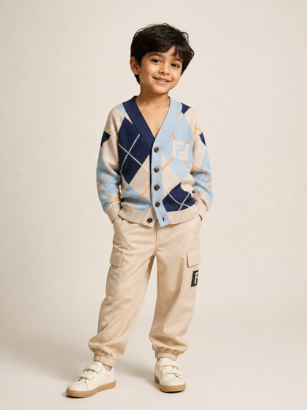 Pantaloni cargo per bambino Fendi Kids beige con patch con logo sul davanti JMF600 AS5Y F1P2N FENDI KIDS 