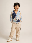 Pantaloni cargo per bambino Fendi Kids beige con patch con logo sul davanti JMF600 AS5Y F1P2N FENDI KIDS 