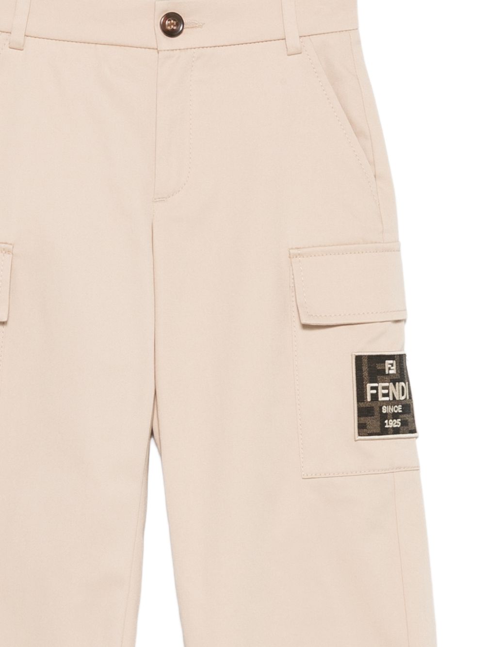 Pantaloni cargo per bambino Fendi Kids beige con patch con logo sul davanti JMF600 AS5Y F1P2N FENDI KIDS 