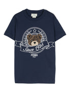 T-shirt per bambino Fendi Kids blu navy con stampa logo sul davanti JUI162 7AJ F1I11 FENDI KIDS 