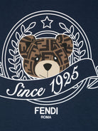 T-shirt per bambino Fendi Kids blu navy con stampa logo sul davanti JUI162 7AJ F1I11 FENDI KIDS 