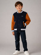 Giubbino per bambino Hugo Kids blu con logo ricamato sul davanti G01252 85C Hugo KIDS 