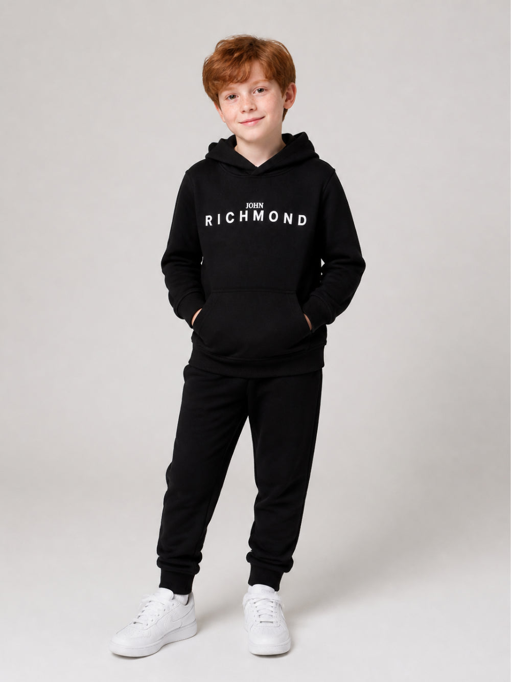 Set felpa e pantaloni sportivi per bambino John Richmond Kids nero con logo sul davanti RBA26007CF BLACK JOHN RICHMOND KIDS 