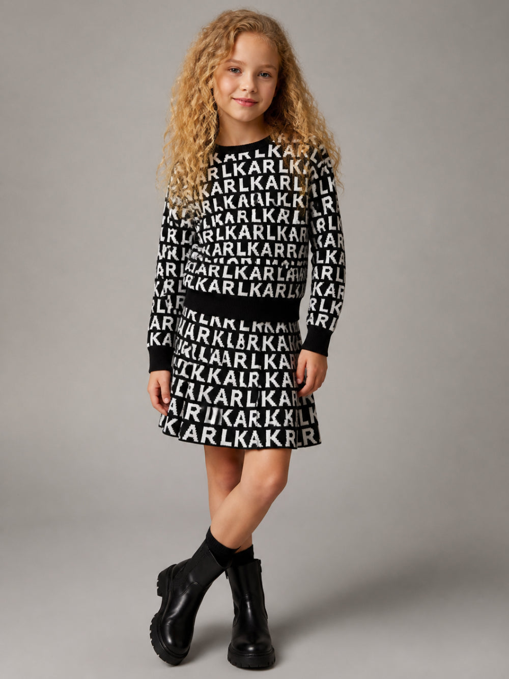Maglione per bambina Karl Lagerfeld Kids nero con logo all-over Z31325 M41 KARL LAGERFELD KIDS 