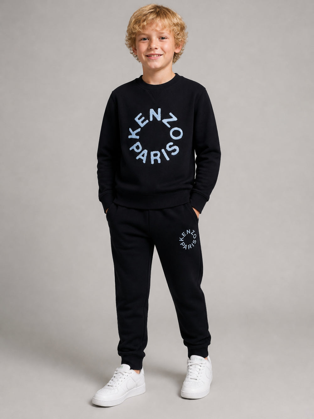 Tuta sportiva per bambino Kenzo Kids nera con logo stampato sul davanti K62039 845 KENZO KIDS 