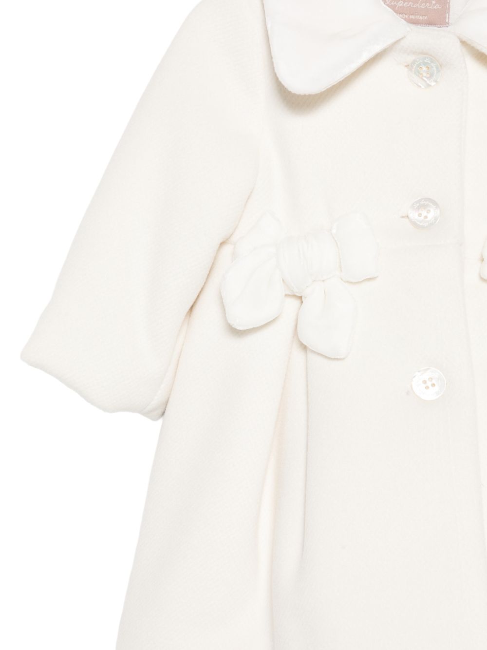Cappotto per neonata La Stupenderia Kids bianco con dettagli fiocchi in rilievo sul davanti 3CCGB24 H32 LA STUPENDERIA KIDS 