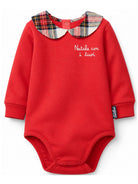 Body per neonato MC2 Saint Barth Kids rosso con frase ricamata sul davanti JCQ0001 02118M MC2 ST. BARTH KIDS 