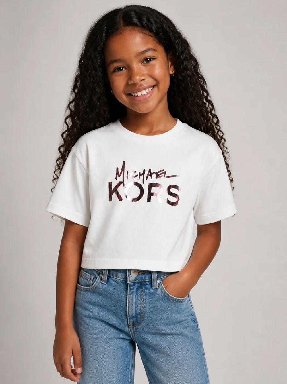 T-shirt per bambina Michael Kors Kids bianca con stampa logo metallizzato sul davanti R30686 117 MICHAEL KORS KIDS 