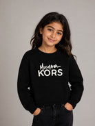 Maglione per bambina Michael Kors Kids nera con logo sul davanti R30718 09B MICHAEL KORS KIDS 