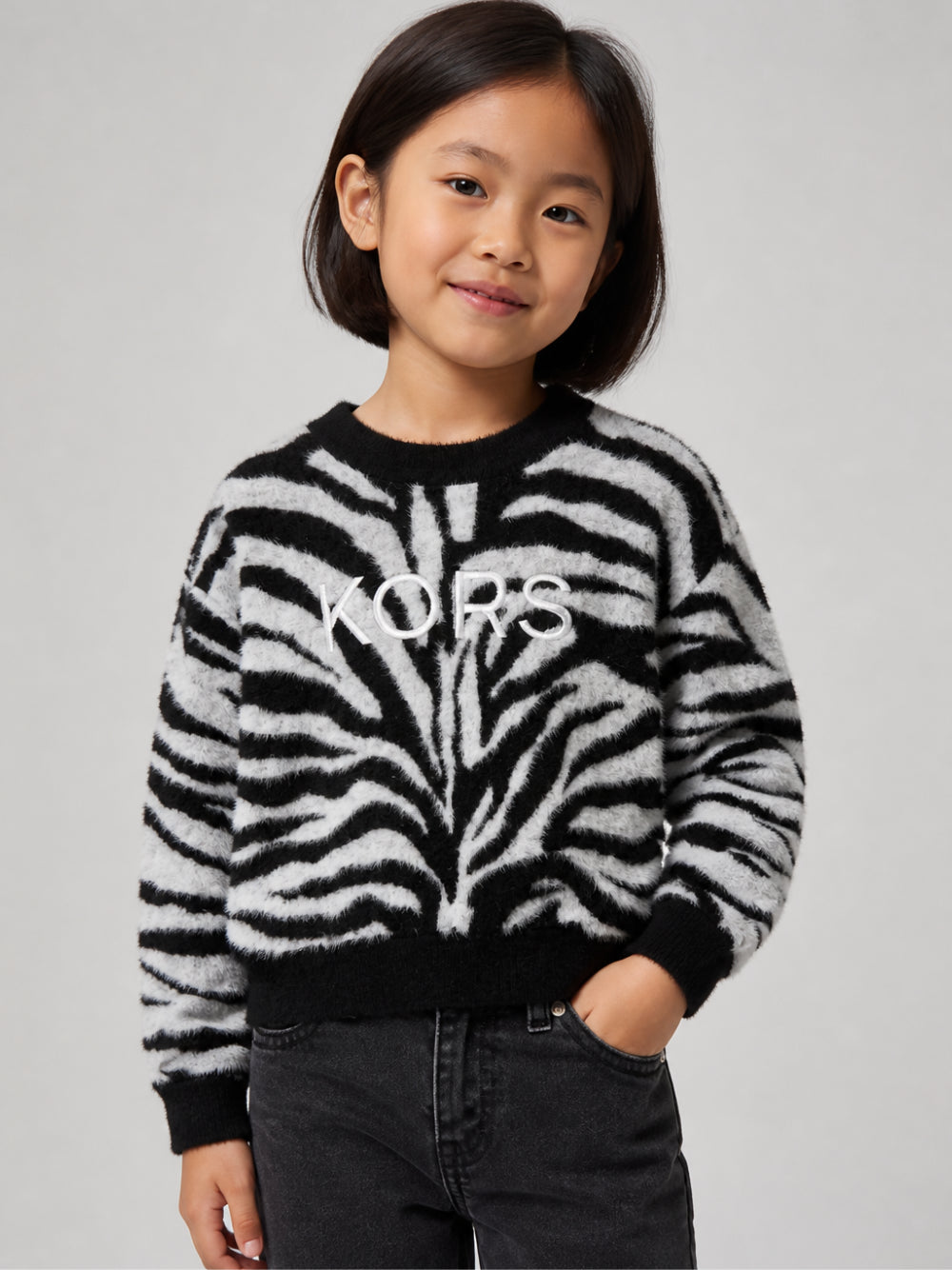 Maglione per bambina Michael Kors Kids bianco e nero con motivo zebrato R30719 09B MICHAEL KORS KIDS 