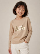 T-shirt per bambina Michael Kors Kids beige con stampa con logo metallizzato sul davanti R30825 301 MICHAEL KORS KIDS 