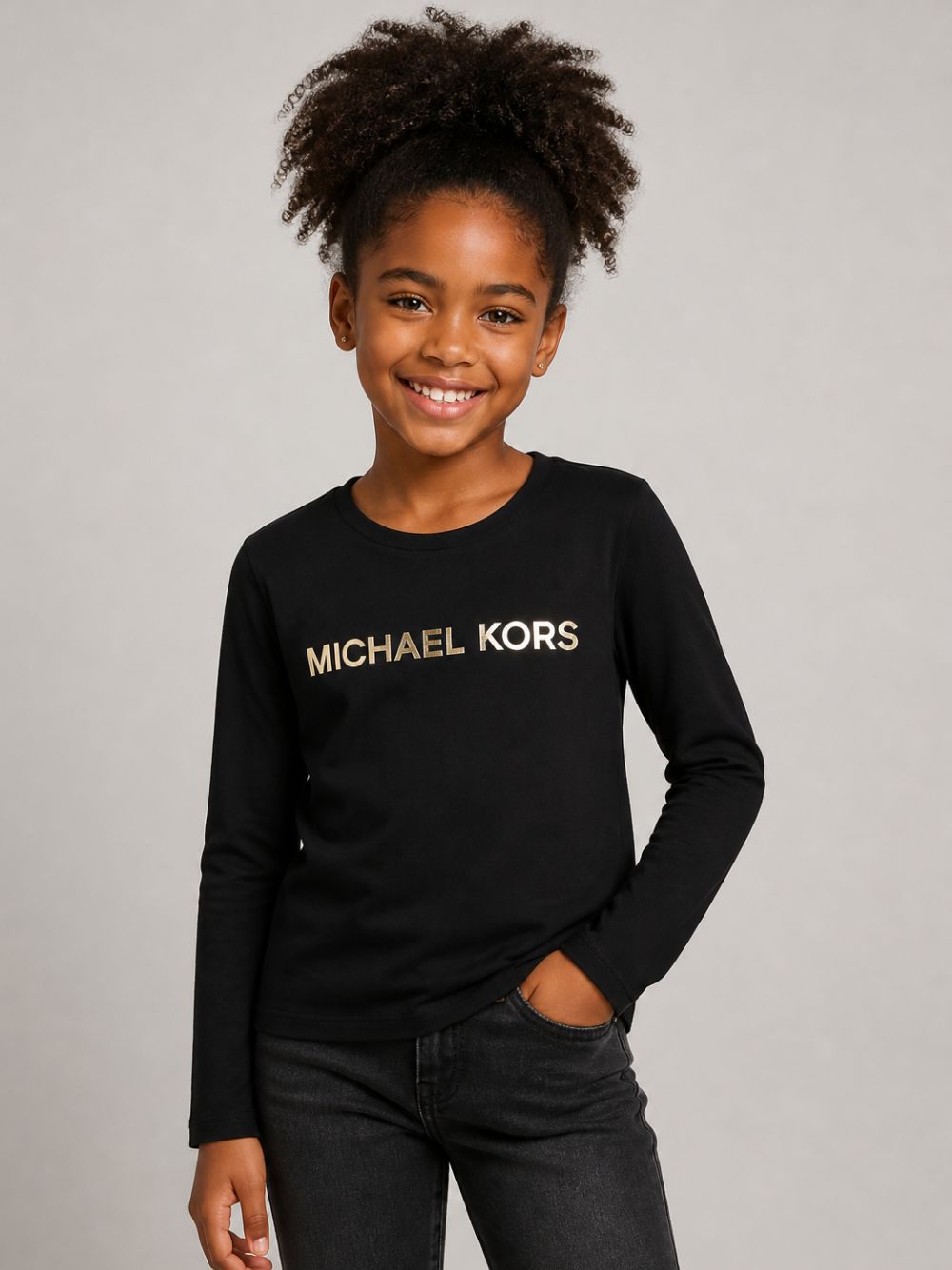 T-shirt per bambina Michael Kors Kids nera con logo sul davanti R30829 09B MICHAEL KORS KIDS 