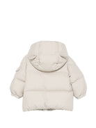 Giubbino per neonato Moncler Enfant beige chiaro con patch logo sulla manica L29511A00001597YW 20N MONCLER KIDS 