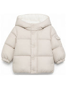 Giubbino per neonato Moncler Enfant beige chiaro con patch logo sulla manica L29511A00001597YW 20N MONCLER KIDS 