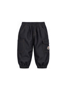 Pantaloni cargo per neonato Moncler Kids in denim blu con tasche laterali L29512A00002599LQ 77A MONCLER KIDS 
