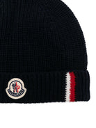 Berretto per neonato Moncler Enfant blu a coste con applicazione L29513B00007M1241 742 MONCLER KIDS 
