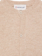 Set cardigan e berretto per neonati Moncler Kids beige con applicazione logo L29519E00001M4281 21E MONCLER KIDS 