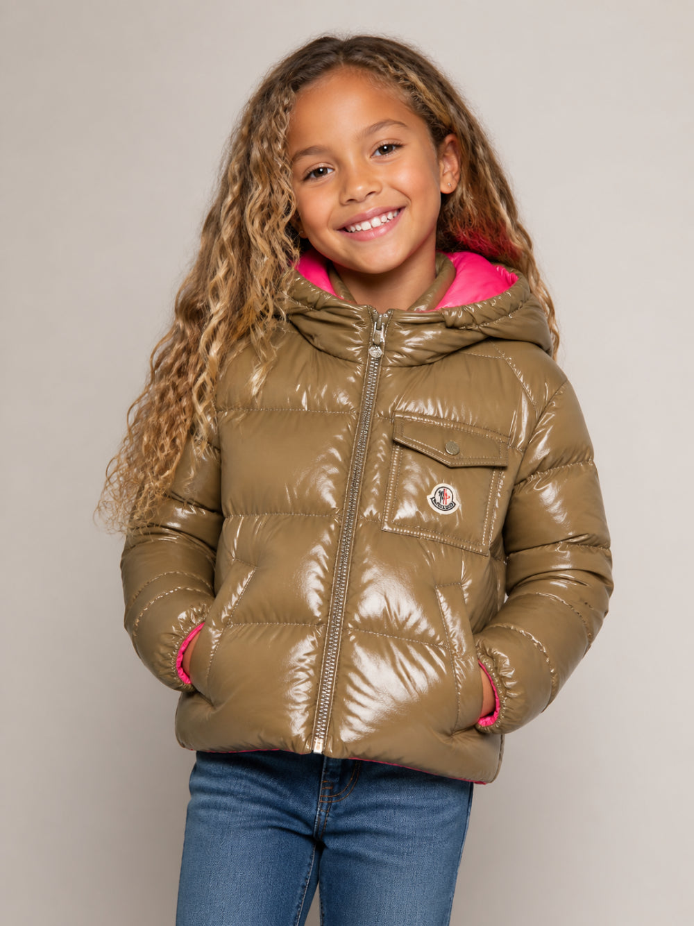 Giubbino imbottito per bambina Moncler Kids marrone con cappuccio a contrasto L29541A00003597EU 82E MONCLER KIDS 