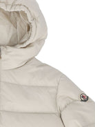 Giacca imbottita per bambini Moncler Kids beige con patch logo sul braccio L29541A0003353A5E 203 MONCLER KIDS 