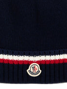Berretto per bambino Moncler Enfant blu a righe con applicazione L29543B00001M4281 745 MONCLER KIDS 