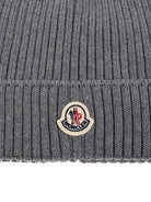 Berretto per bambini Moncler Kids grigio con applicazione logo L29543B00009M1131 981 MONCLER KIDS 