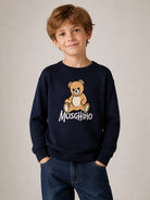 Maglione per bambini Moschino Kids blu navy con ricamo orsetto sul davanti HMW01ALHE43 40016 MOSCHINO KIDS 