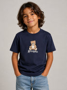 T-shirt per bambini Moschino Kids blu navy con stampa logo sul davanti HNM05VLAA10 40016 MOSCHINO KIDS 