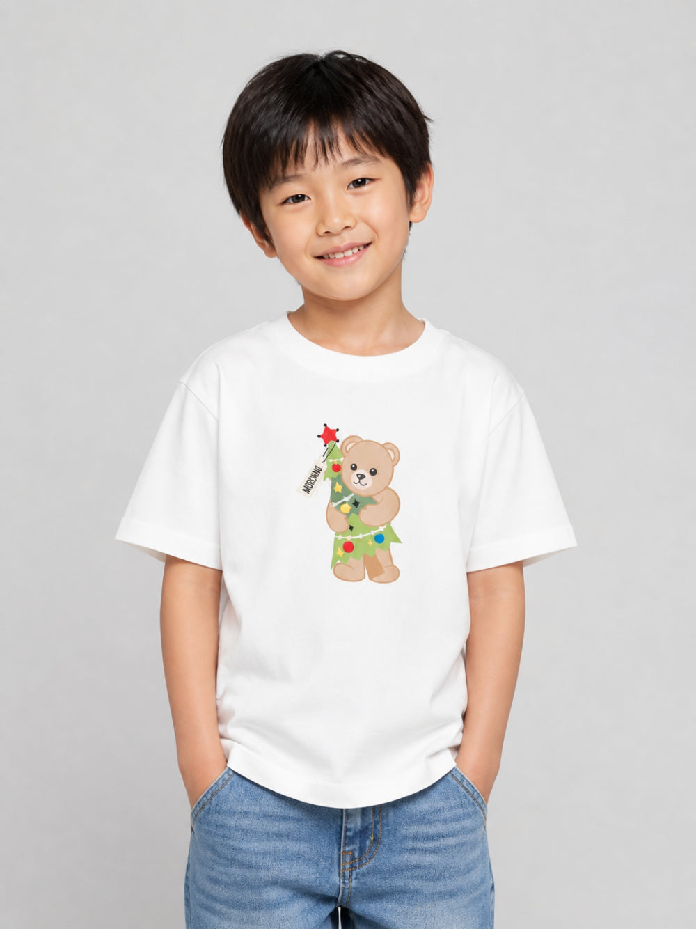T-shirt per bambini Moschino Kids bianca con stampa Teddy con albero di Natale HQM05WLAA10 10063 MOSCHINO KIDS 