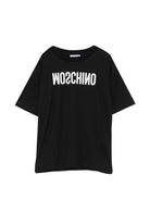 T-shirt per bambini Moschino Kids nera con logo sul davanti HTM05WLAA10 60100 MOSCHINO KIDS 
