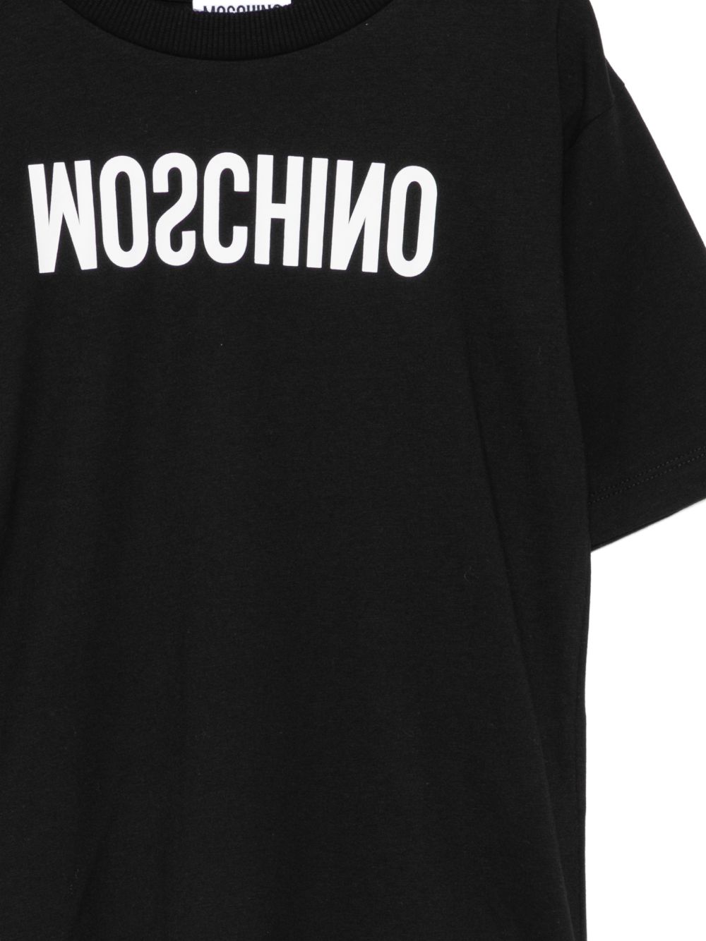 T-shirt per bambini Moschino Kids nera con logo sul davanti HTM05WLAA10 60100 MOSCHINO KIDS 