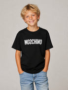 T-shirt per bambini Moschino Kids nera con logo sul davanti HTM05WLAA10 60100 MOSCHINO KIDS 