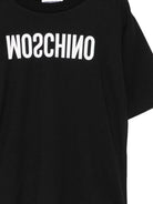 T-shirt per bambini Moschino Kids nera con logo sul davanti HTM05WLAA10 60100 MOSCHINO KIDS 