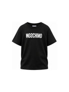 T-shirt per bambini Moschino Kids nera con logo sul davanti HTM05WLAA10 60100 MOSCHINO KIDS 