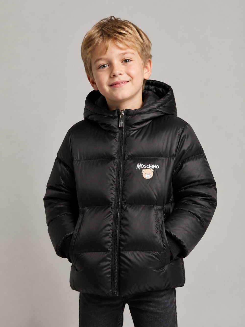 Giubbino per bambino Moschino Kids nero con stampa logo sul davanti HUS05PL3AC3 60100 MOSCHINO KIDS 