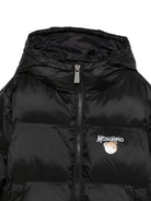 Giubbino per bambino Moschino Kids nero con stampa logo sul davanti HUS05PL3AC3 60100 MOSCHINO KIDS 