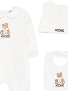Set tutina, berretto e bavaglino per neonati Moschino Kids bianco con motivo Teddy Bear MNY08BLCA40 10063 MOSCHINO KIDS 