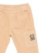 Pantaloni cargo per neonato Moschino Kids beige con applicazione laterale con logo MUP060LVC02 20351 MOSCHINO KIDS 
