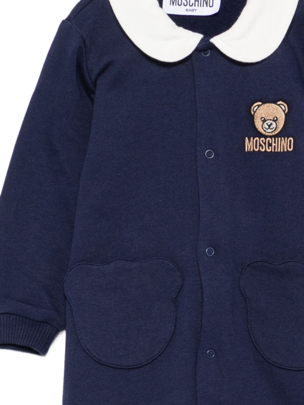 Tutina per neonati Moschino Kids blu navy con motivo orsetto ricamato sul davanti MUY09DLCA40 40016 MOSCHINO KIDS 