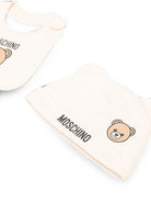 Set berretto e bavaglino per neonati Moschino Kids beige con motivo Teddy Bear MUY09NLCA40 20404 MOSCHINO KIDS 