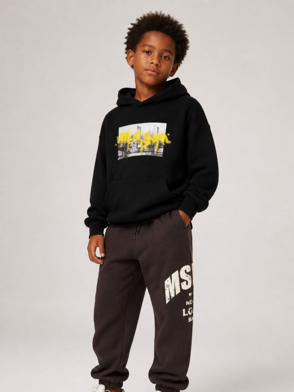 Felpa per bambino Msgm Kids nera con tasca a marsupio e stampa grafica F6MSJBHS240 110 MSGM KIDS 