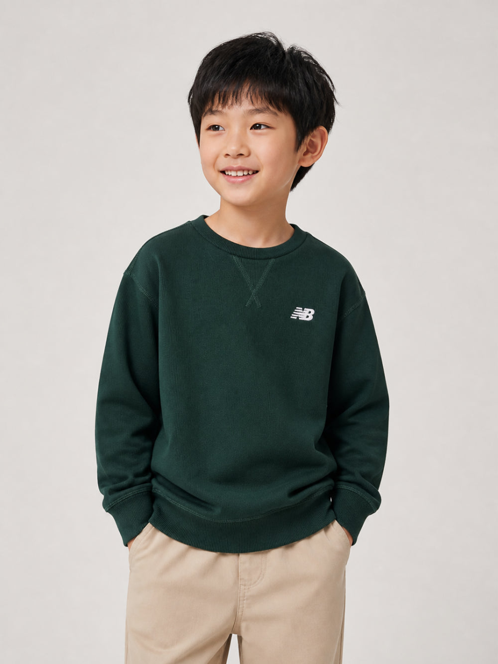 Felpa per bambini New Balance Kids verde con logo sul davanti LAKB0055 NOG NEW BALANCE KIDS 