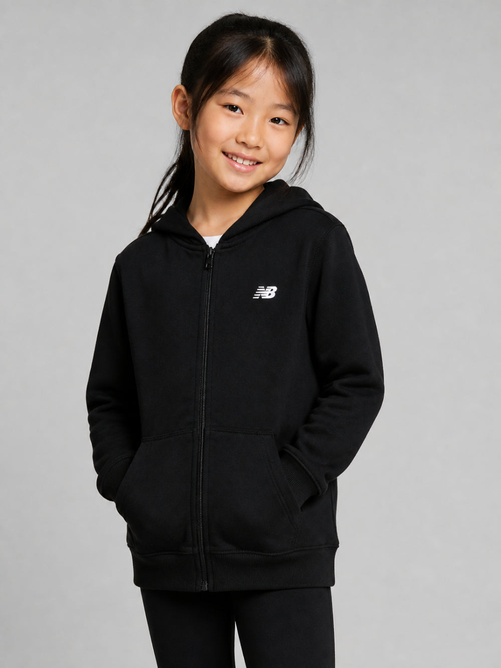 Felpa per bambini New Balance Kide nera con logo sul davanti LAKB0057 BK NEW BALANCE KIDS 