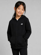 Felpa per bambini New Balance Kide nera con logo sul davanti LAKB0057 BK NEW BALANCE KIDS 