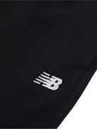 Pantaloni sportivi per bambini New Balance Kids neri con stampa logo sul davanti LAKB0060 BK NEW BALANCE KIDS 