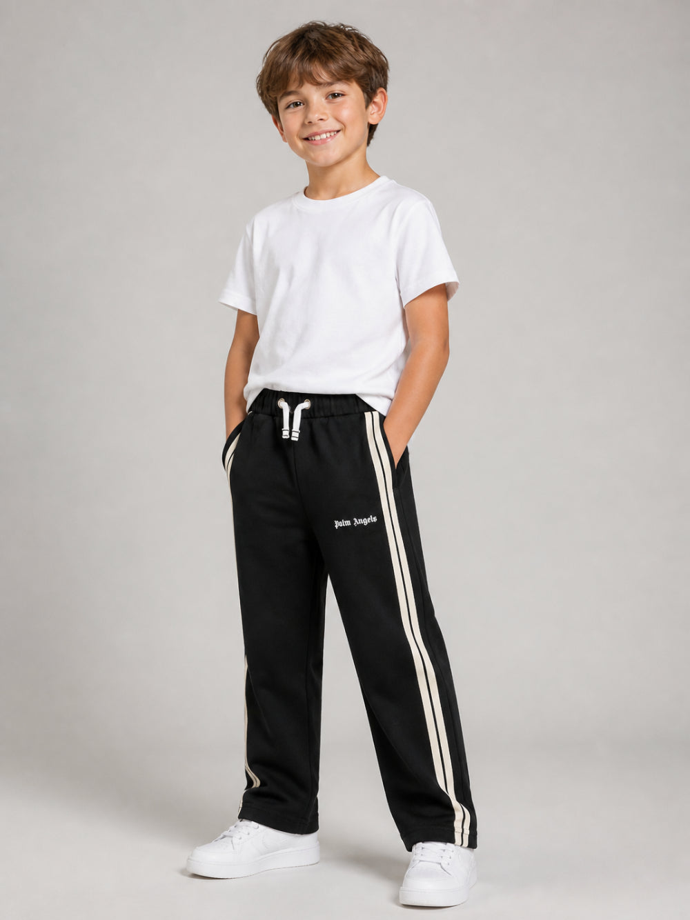 Pantaloni per bambino Palm Angels Kids nero con stampa logo sul davanti F6PAJBFP027 110 PALM ANGELS KIDS 