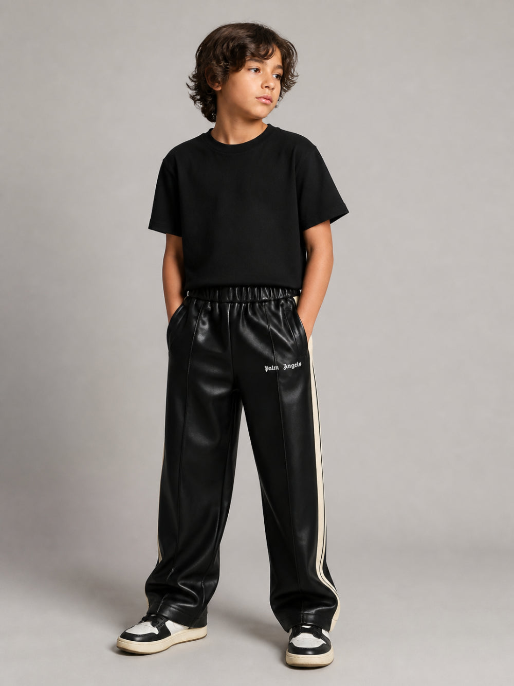 Pantaloni per bambini Palm Angels Kids neri con stampa logo sul davanti F6PAJBPA165 110 PALM ANGELS KIDS 