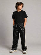 Pantaloni per bambini Palm Angels Kids neri con stampa logo sul davanti F6PAJBPA165 110 PALM ANGELS KIDS 
