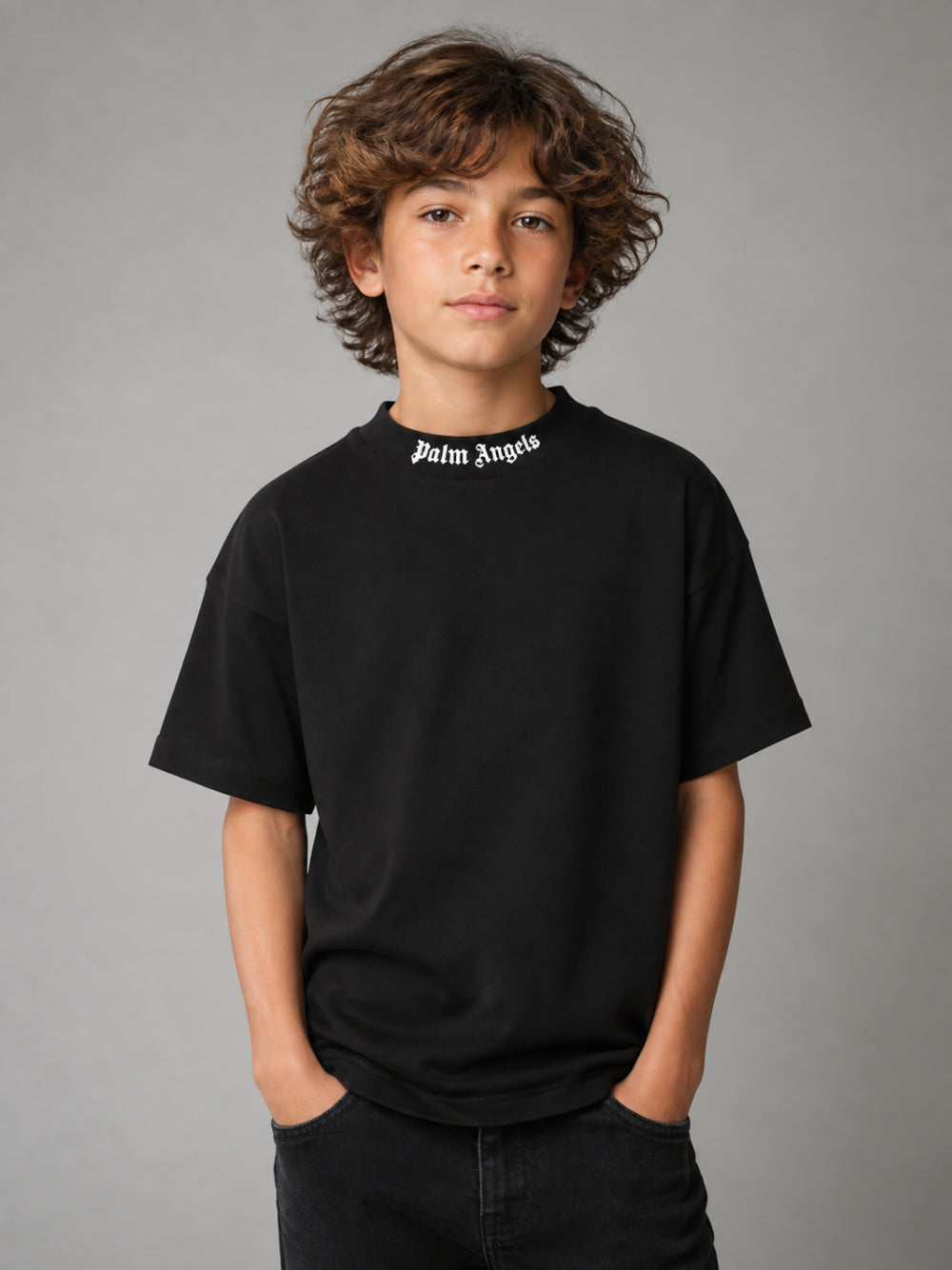 T-shirt per bambino Palm Angels Kids nera con logo sul davanti F6PAJBTH012 110 PALM ANGELS KIDS 